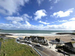 Luxury 3-bed apartment, with direct beach access, free parking & sea views !